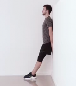 El paciente se coloca en decúbito supino y le pedimos que realice una realiza una flexión de cadera. En este ejercicio, si bien se produce una activación completa del cuádriceps, se busca una más específica del recto femoral -recordemos que al originarse en la espina iliaca es también un flexor de cadera. Observad si el paciente puede realizar el ejercicio en todo el arco de movimiento y valorar el uso de una banda elástica para realizar excéntricos o isométricos.